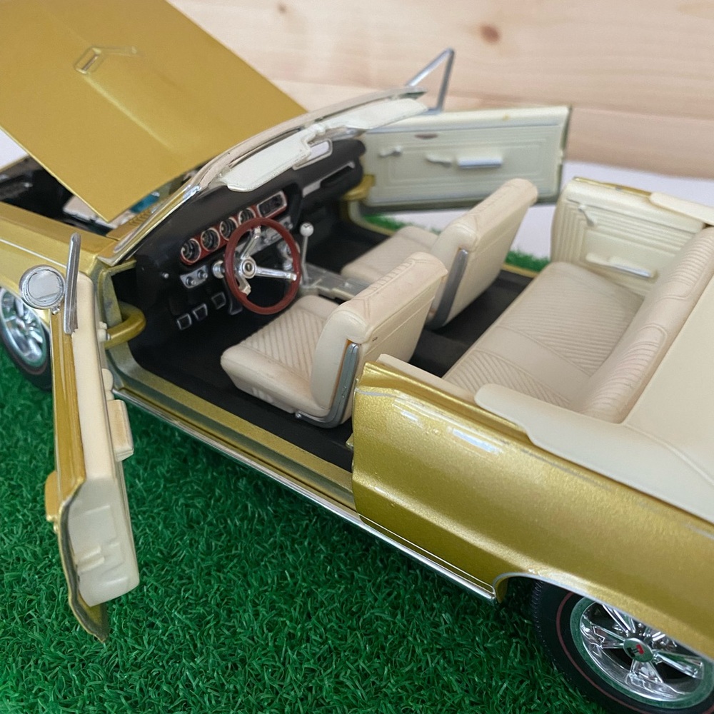 SOLD MAISTO 1965 Pontiac GTO Hurst Edition Convertible Gold 1:18 Diecast Collect - Picture 5 of 11